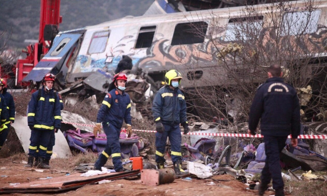 Σύγκρουση τρένων στα Τέμπη: Σε εξέλιξη η επιχείρηση έρευνας και απεγκλωβισμού επιβατών