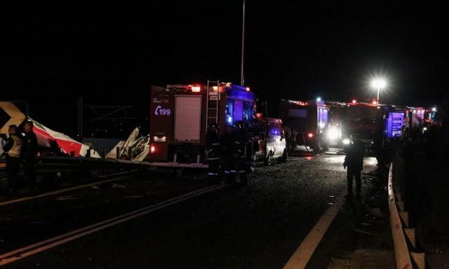 Σύγκρουση τρένων στα Τέμπη: Γερανοφόρα οχήματα και μηχανουργοί σπεύδουν στο σημείο της τραγωδίας