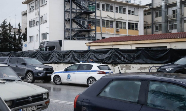 Τέμπη: Συγκλονιστικές εικόνες από το ΓΝΛ - Έβαλαν μαύρα πανιά στα κάγκελα για τη μεταφορά των νεκρών