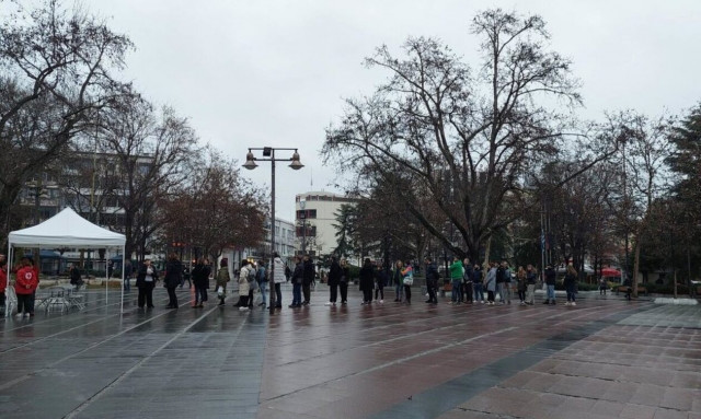 Τέμπη: Από νωρίς στην «ουρά» οι Λαρισαίοι για να δώσουν αίμα