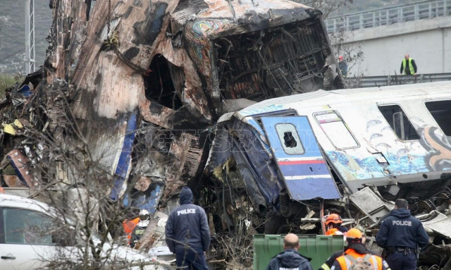 Τέμπη: Ανασύρθηκαν 7 απανθρακωμένες σοροί από το βαγόνι του εστιατορίου