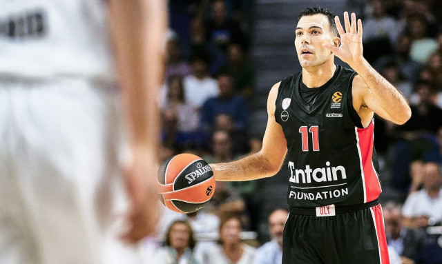 Σύγκρουση τρένων στα Τέμπη: «Ο καθένας θα μπορούσε να είναι στη θέση τους» | Με μαύρα ο Ολυμπιακός