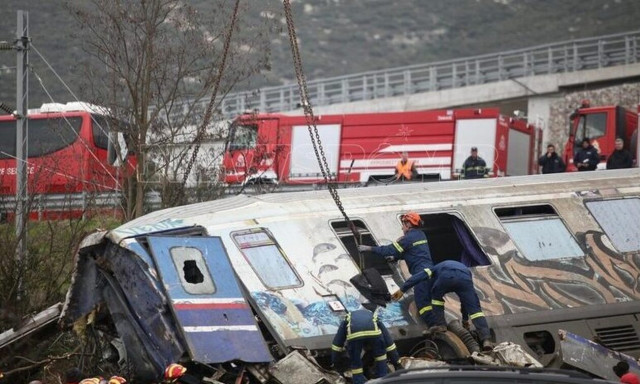 Τέμπη: «Τεμαχίζουν» το τρίτο βαγόνι τα διασωστικά συνεργεία
