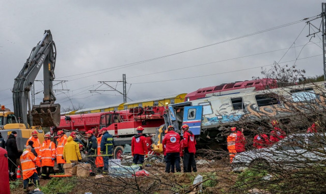 Τέμπη: Απομακρύνονται τα βαγόνια - Φεύγουν οι πρώτες νεκροφόρες με τις σορούς των θυμάτων