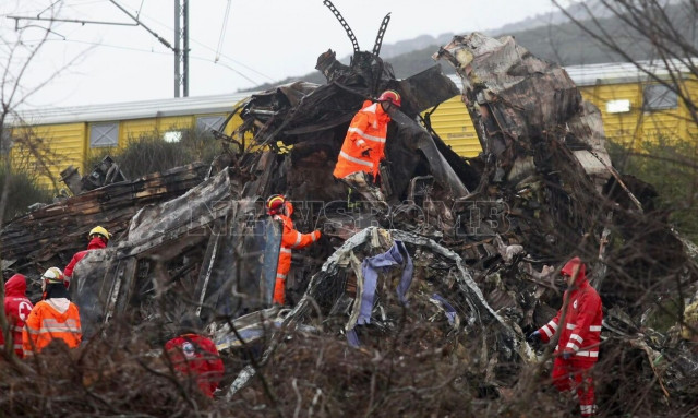 Τέμπη: Επιχείρηση ανύψωσης του τρίτου βαγονιού