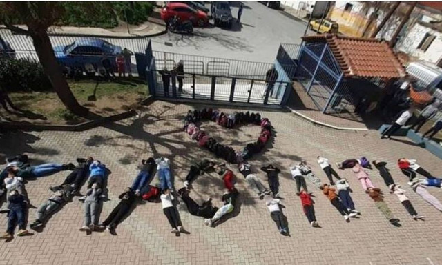 Τέμπη: Μαθητές από τη Λάρισα αποχαιρετούν την 21χρονη Κλαούντια