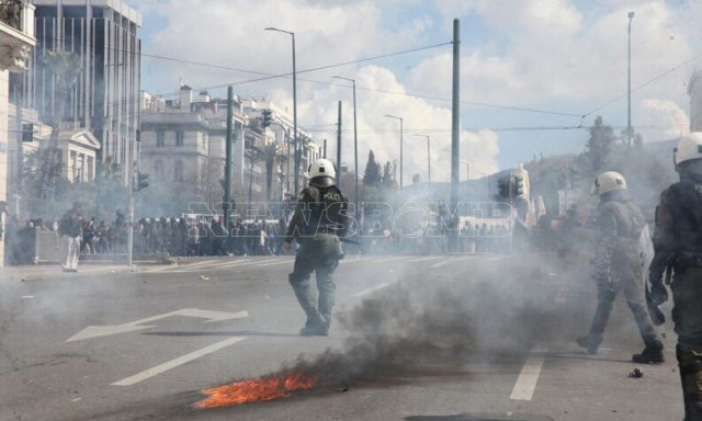 Επεισόδια στο Σύνταγμα στη συγκέντρωση για τα Τέμπη: Ένταση, χημικά και συλλήψεις