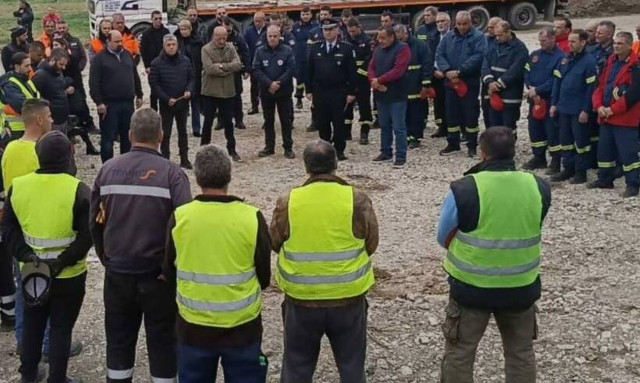 Τέμπη: Ενός λεπτού σιγή από τους πυροσβέστες στον τόπο της τραγωδίας