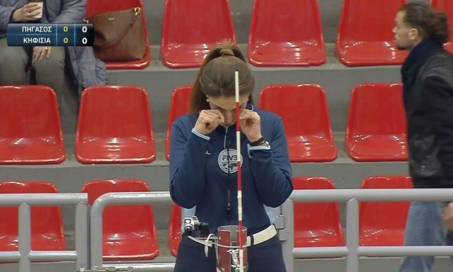 Τραγωδία στα Τέμπη: «Λύγισε» η διαιτητής στο ενός λεπτού σιγή σε αγώνα της Volley League (video)