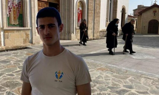 Κύπρος: Φίλοι και συγγενείς αποχαιρετούν τον Κυπριανό ντυμένοι στα λευκά