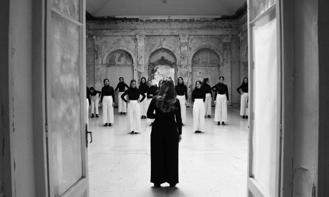 Τέμπη: «Ύπνε που παίρνεις τα παιδιά» - Το συγκινητικό νανούρισμα από τις Chores που ανατριχιάζει