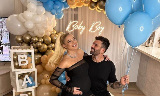 Δημήτρης Αλεξάνδρου: Ποζάρει με τον δύο μηνών γιο του στα χιόνια