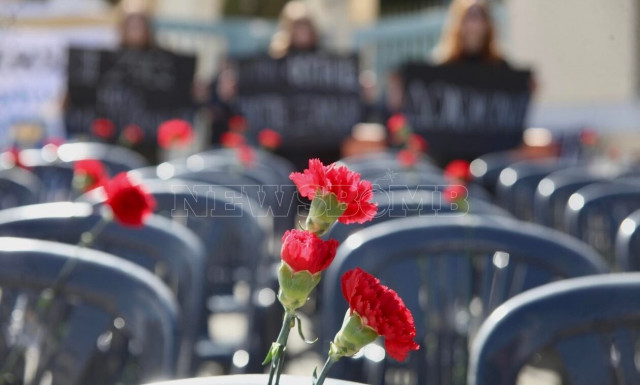 Τέμπη: 57 άδειες καρέκλες συμβολικά στο Υπουργείο Μεταφορών