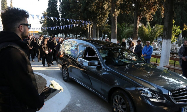 Τέμπη: Στέρεψαν τα δάκρυα στις κηδείες των θυμάτων – Σήμερα το «αντίο» στον 59χρονο μηχανοδηγό