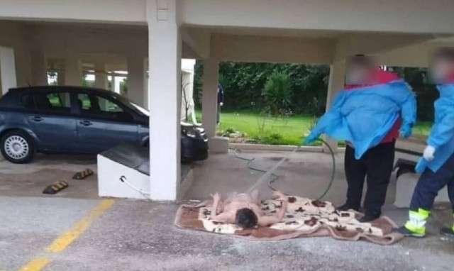 Ωρωπός: Δύο νοσηλευτές βρέχουν με λάστιχο γυμνή γυναίκα σε πυλωτή