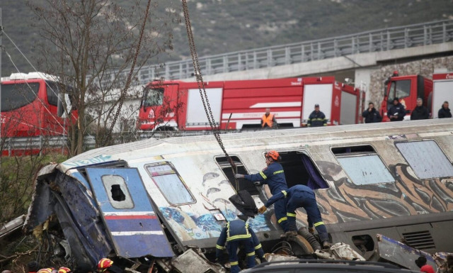 Τέμπη: «Έχουμε το εισιτήριο στο χέρι αντί να έχουμε το παιδί μας»