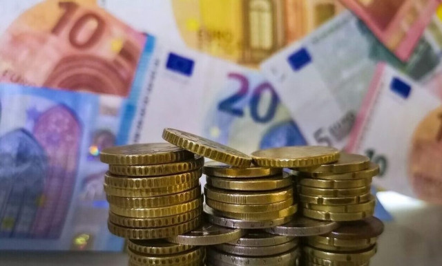 Πώς επιδρά η μεγάλη αύξηση του κατώτατου μισθού στις μικρές επιχειρήσεις