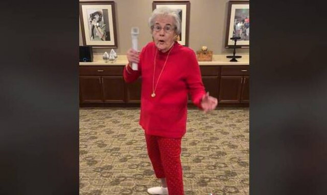 Οι απολαυστικές ηλικιωμένες που μιμούνται την Ριάνα στο Super Bowl - Η αναπαράσταση που έγινε viral