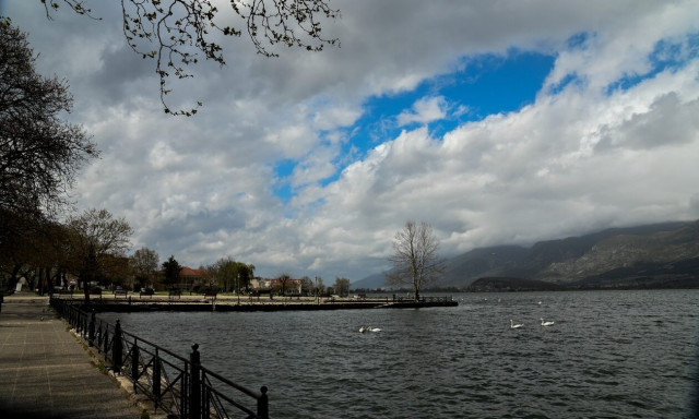 Ιωάννινα: Επιχειρηματίας έβαλε να ρίξουν στη λίμνη την έγκυο σύντροφό του για να αποβάλει