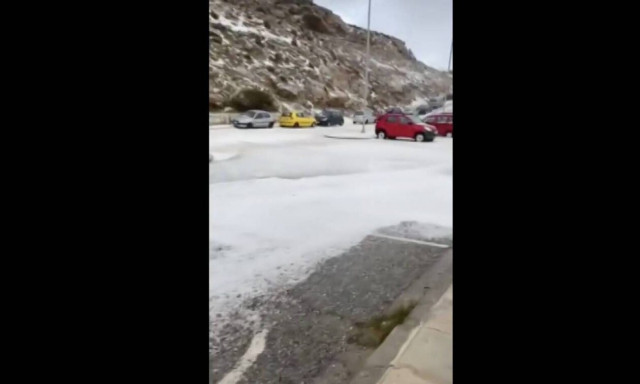 Ικαρία: Ακυρώσεις πτήσεων και προβλήματα σε οχήματα από έντονη χαλαζόπτωση
