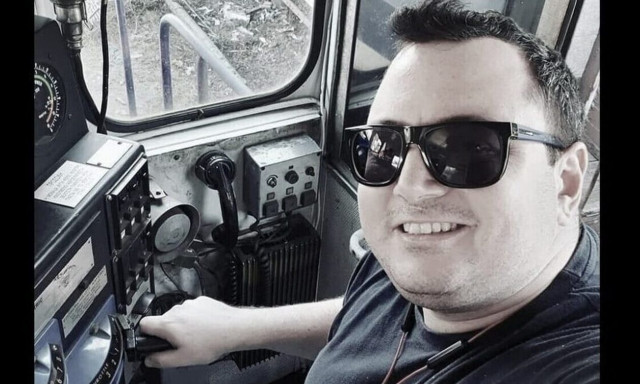 Τέμπη: Συγκλονίζει πατέρας μηχανοδηγού - «Όταν το τηλέφωνο ήταν νεκρό, είπα ότι δεν ζει ο γιος μου»