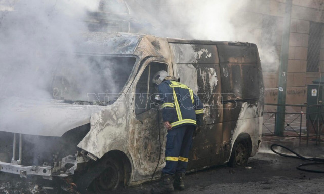 Επεισόδια: Έκαψαν βαν στη Σταδίου