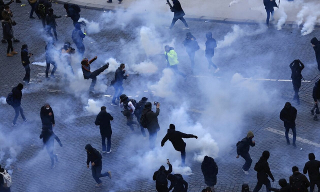 «Μάχες» στους δρόμους της Γαλλίας για τη μεταρρύθμιση του συνταξιοδοτικού