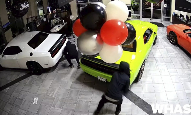 Δείτε κλέφτες να αρπάζουν 6 αυτοκίνητα σε λιγότερο από 1 λεπτό!