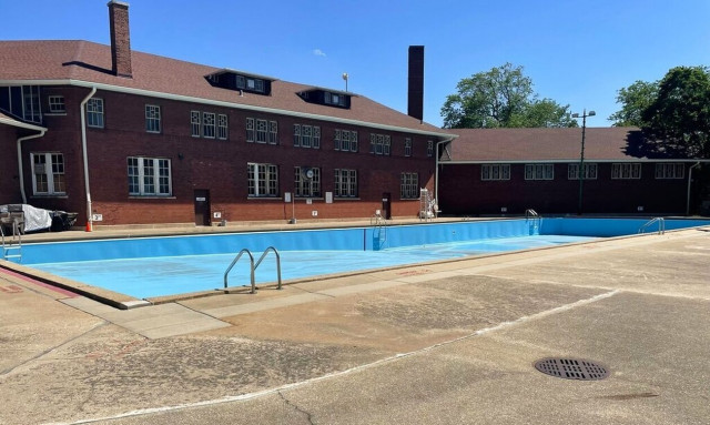 Γερμανία: Οι γυναίκες θα μπορούν στο εξής να κολυμπούν γυμνόστηθες στις πισίνες του Βερολίνου