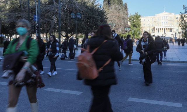 Κατώτατος μισθός: Τα επιδόματα που θα συμπαρασύρει η αύξηση