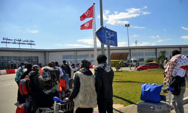 Τυνησία: Εγκαταλείπουν μαζικά την χώρα οι μετανάστες από την υποσαχάρια Αφρική