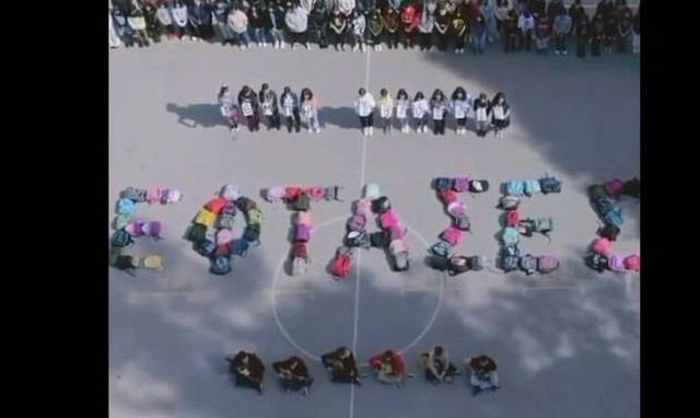 Κατερίνη: Μαθητές τραγουδούν «Στην Κοιλάδα των Τεμπών» και συγκλονίζουν για τα θύματα της τραγωδίας