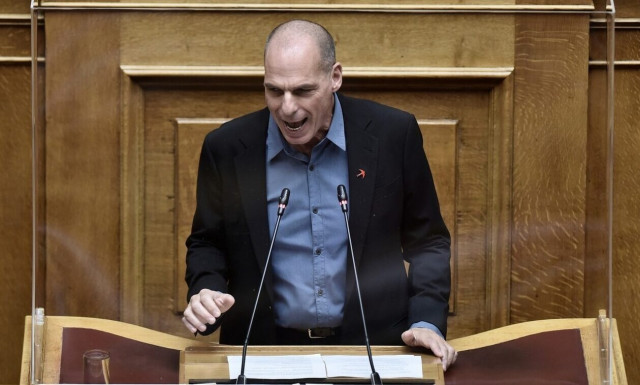 Ξυλοκόπησαν τον Γιάνη Βαρουφάκη στα Εξάρχεια - Μεταφέρθηκε στον «Ευαγγελισμό»