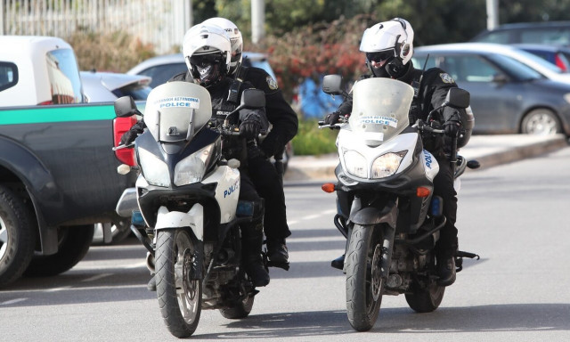 Λαγονήσι: Δέχθηκε πυροβολισμούς επιχειρηματίας οικοδομικών υλικών ενώ οδηγούσε στη Σαρωνίδα