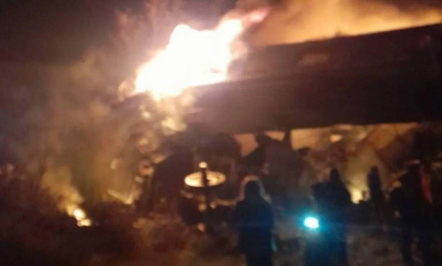 Τέμπη: «Έπεφταν από το βαγόνι και έσπαγαν τα πόδια τους»