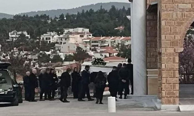 Τέμπη: Θρήνος στην κηδεία της Φραντζέσκας με την αγγελική φωνή - Την κήδεψε ο παπάς που τη βάφτισε