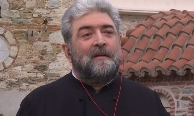 Τέμπη: Συγκινεί ο ιερέας που βάφτισε και κήδεψε τρία κορίτσια - «Έζησα αυτά τα παιδιά, τα βάφτισα»