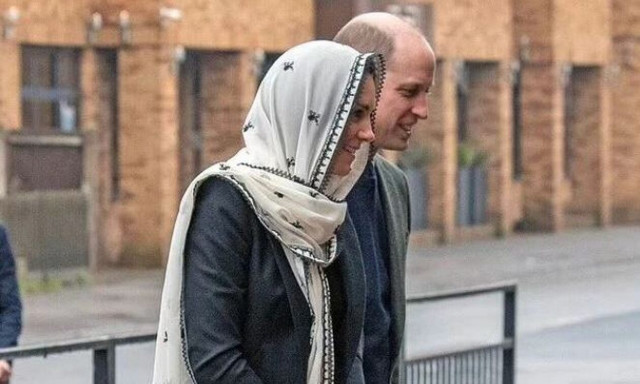 Κέιτ Μίντλετον: Η μαντήλα και η άβολη χειραψία που έγινε viral