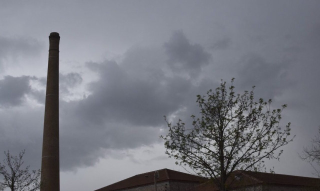 Καιρός: Βροχές και καταιγίδες σήμερα - Σε ισχύ έκτακτο δελτίο της ΕΜΥ