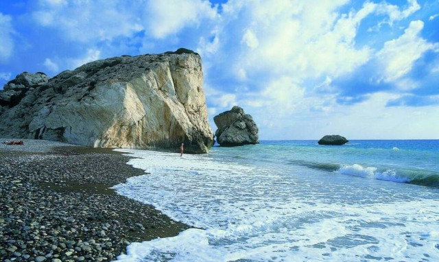 Θρίλερ στην Κύπρο: Πτώμα γυναίκας στην Πέτρα του Ρωμιού (vid)