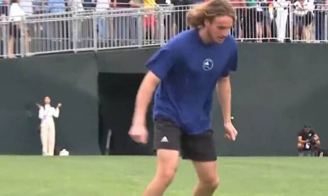 Ο Στέφανος Τσιτσιπάς το… γύρισε στο ποδόσφαιρο και έγινε viral (vid)
