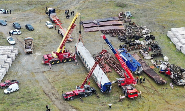 Τέμπη: Στα κατεστραμμένα βαγόνια στρέφονται οι έρευνες - Παραλείψεις πίσω από την τραγωδία