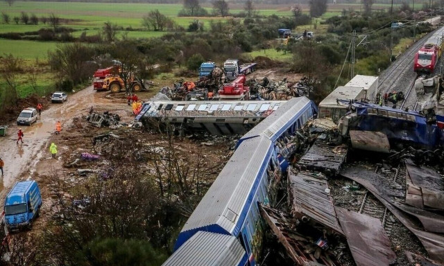 Τέμπη: «Ψάχνουν» στοιχεία στα συντρίμμια των βαγονιών - Οι διάλογοι με τα σουβλάκια και τα... αστεία