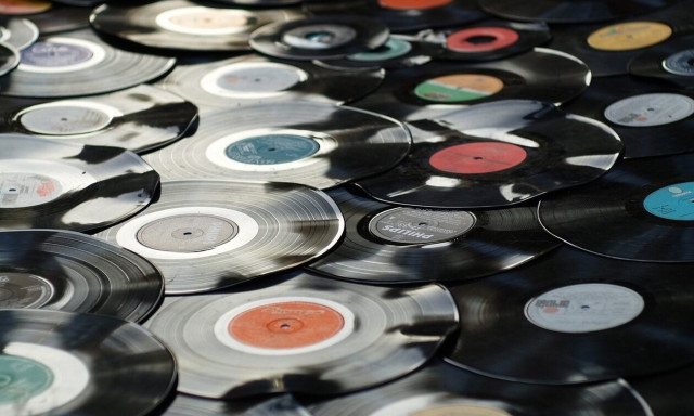 Το βινύλιο επέστρεψε – Ξεπέρασε το CD στις ΗΠΑ για πρώτη φορά από το 1987