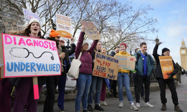 Βρετανία: Δεκάδες χιλιάδες γιατροί απεργούν στα βρετανικά νοσοκομεία