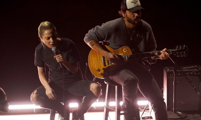 Lady Gaga: Με σκισμένο τζιν και χωρίς μακιγιάζ στη σκηνή των Όσκαρ 2023