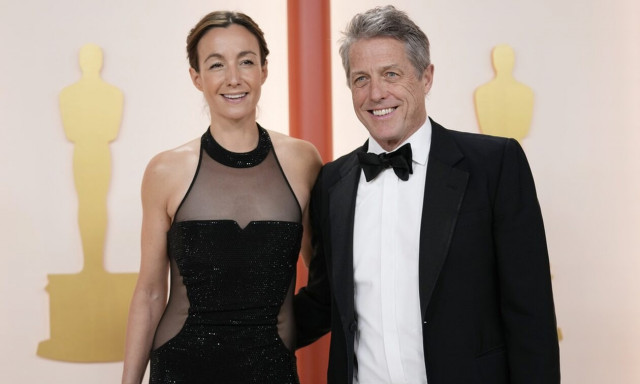 O Χιου Γκραντ με την Άννα Έμπερστάϊν στην 95η τελετή των βραβείων Όσκαρ