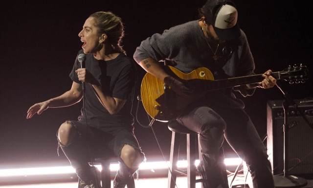 Η εμφάνιση έκπληξη της Lady Gaga στη σκηνή