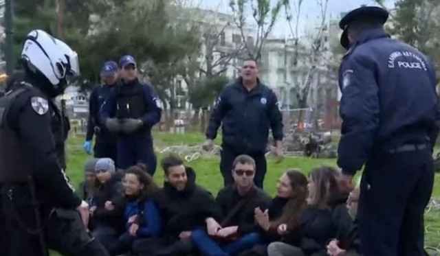 Θεσσαλονίκη: Προσαγωγές οικολόγων - Διαμαρτυρόνται για την κοπή δέντρων