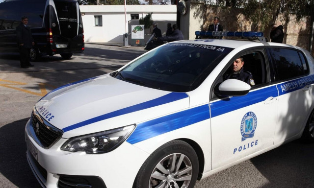 Εξάρχεια: Έπεσαν σε έλεγχο αστυνομικών και επιχείρησαν να επιτεθούν με όπλο φωτοβολίδων